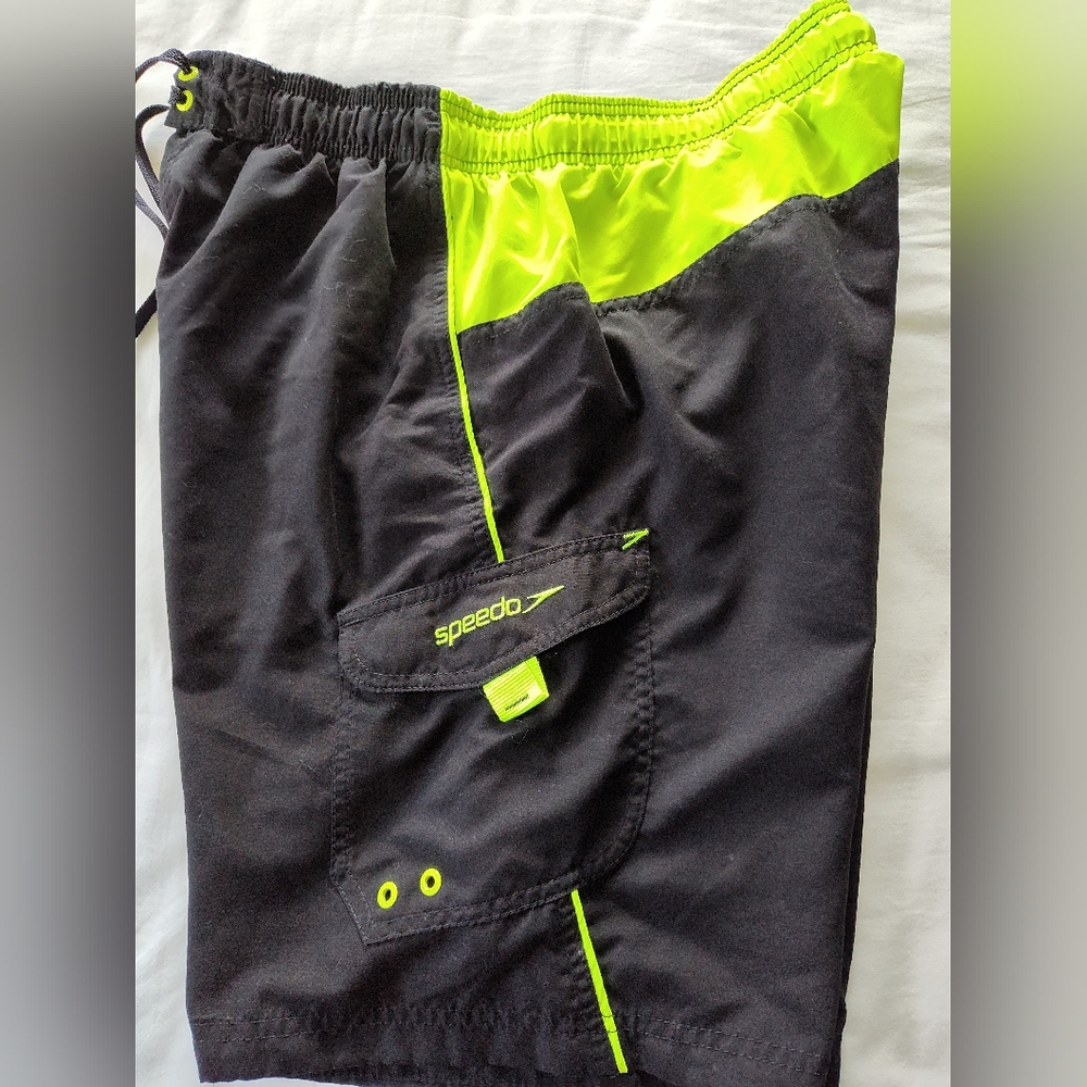 SPEEDO Men's Swim Trunks. Size XXL. 8 1/2" Inseam. Lined Inside. - Picture 4 of 8